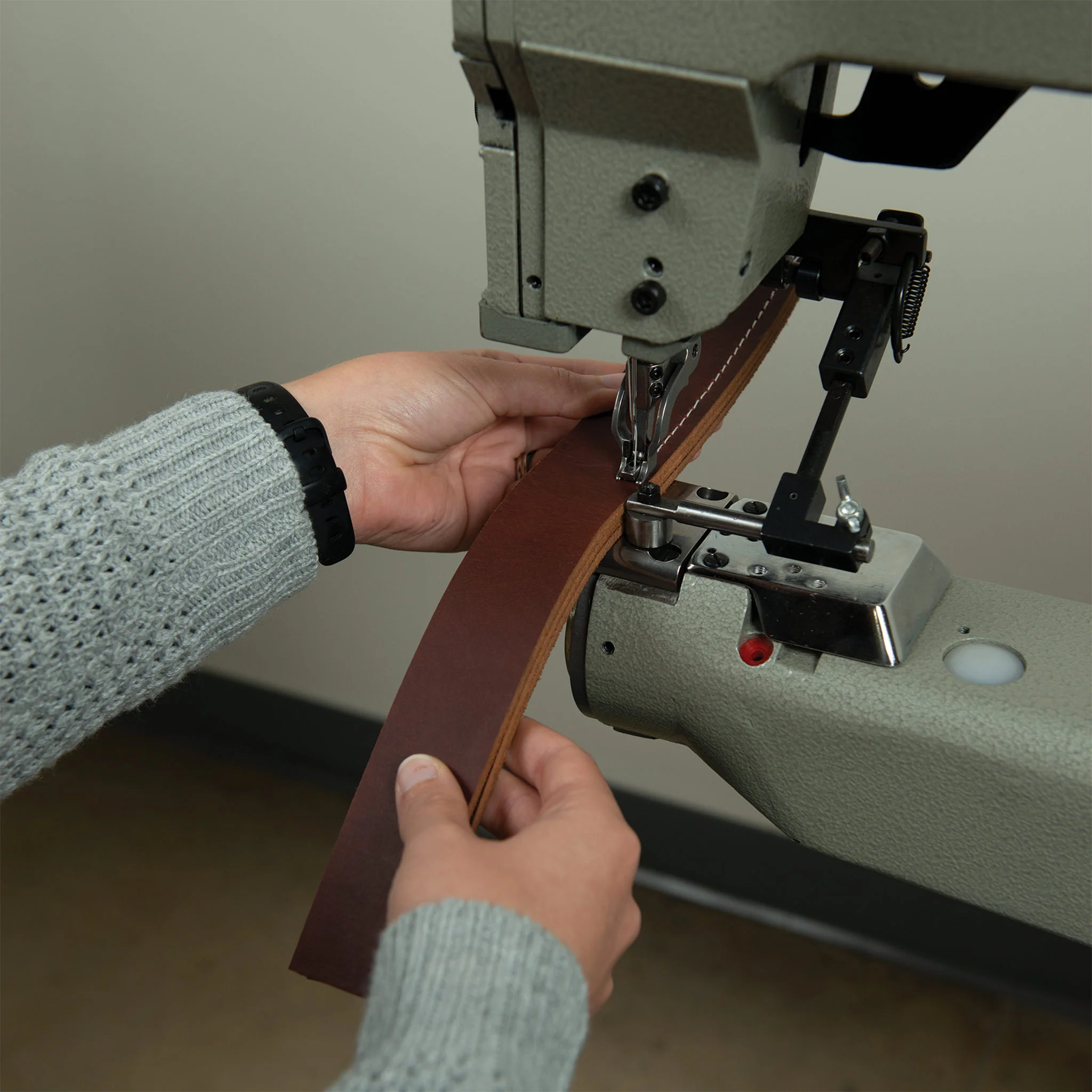 10739-weaver-205-leather-sewing-machine-complete-with-stand-and-servo-motor-1.webp