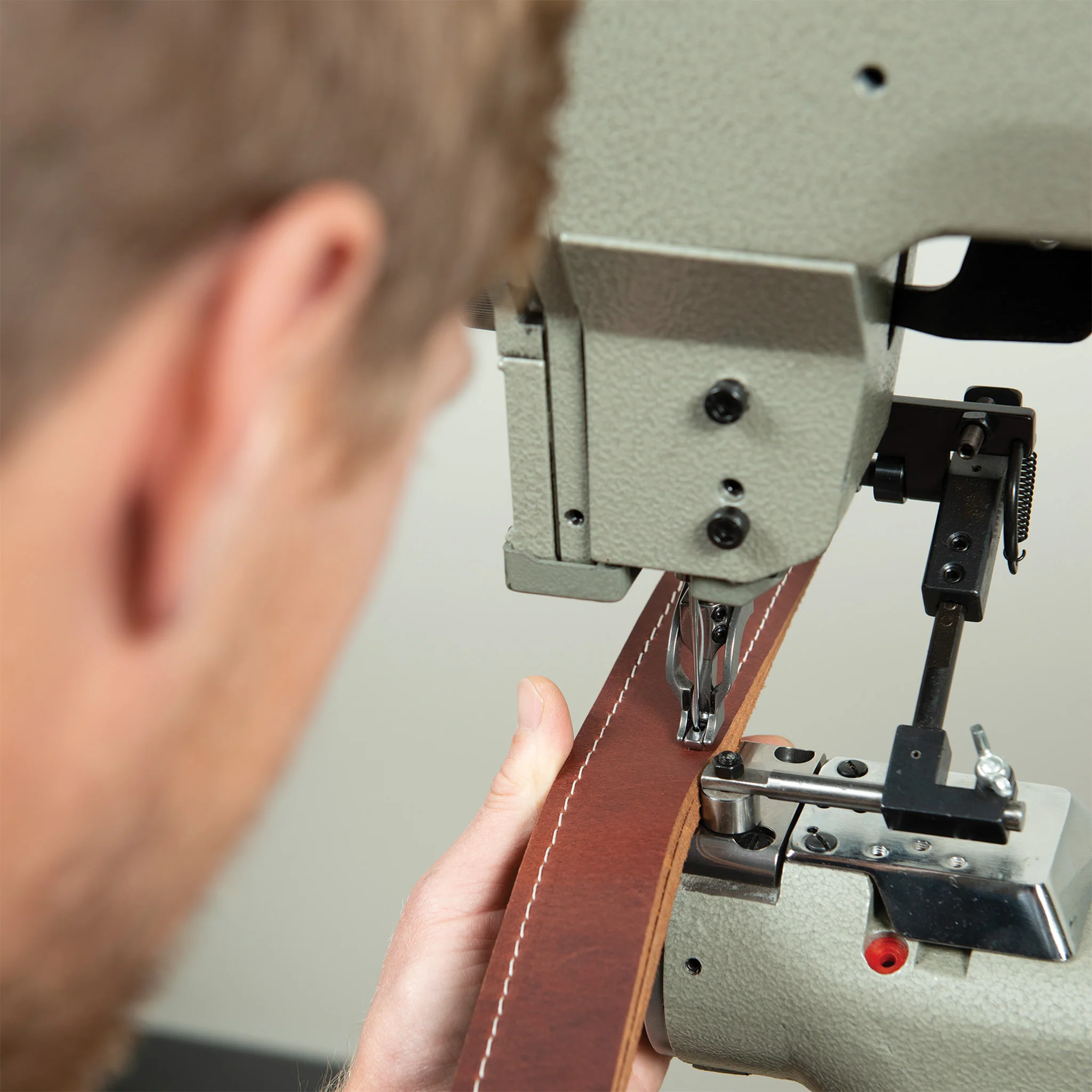 10739-weaver-205-leather-sewing-machine-complete-with-stand-and-servo-motor-1.webp