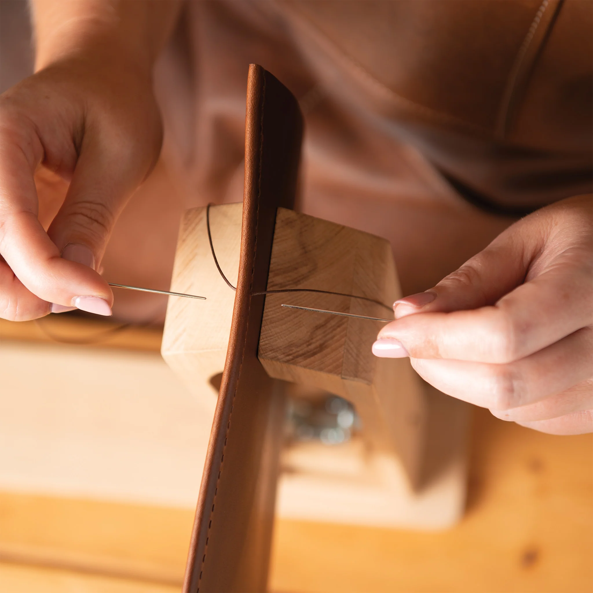 7986-leather-sewing-kit-for-hand-stitching-1.webp