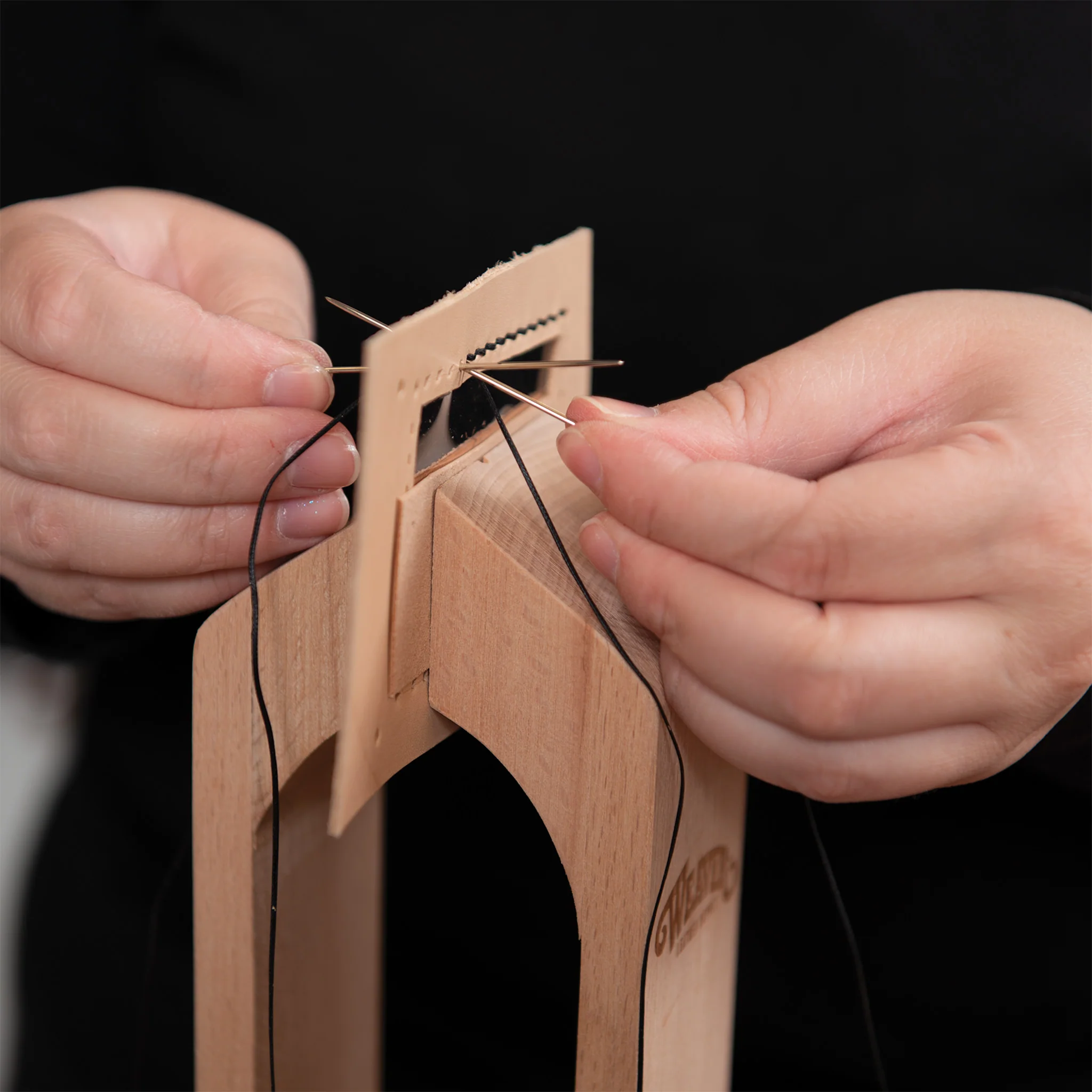7986-leather-sewing-kit-for-hand-stitching-1.webp