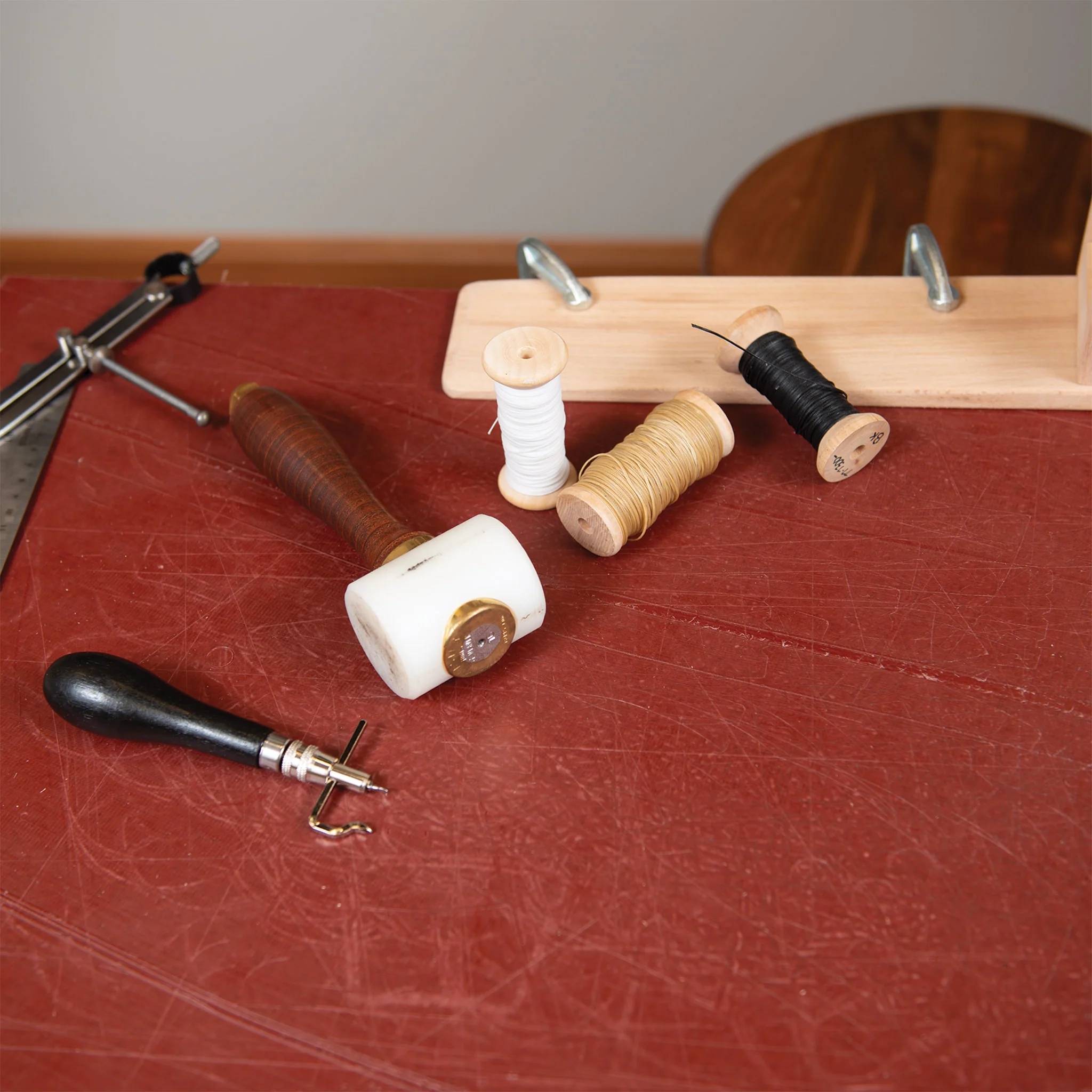 7986-leather-sewing-kit-for-hand-stitching-1.webp