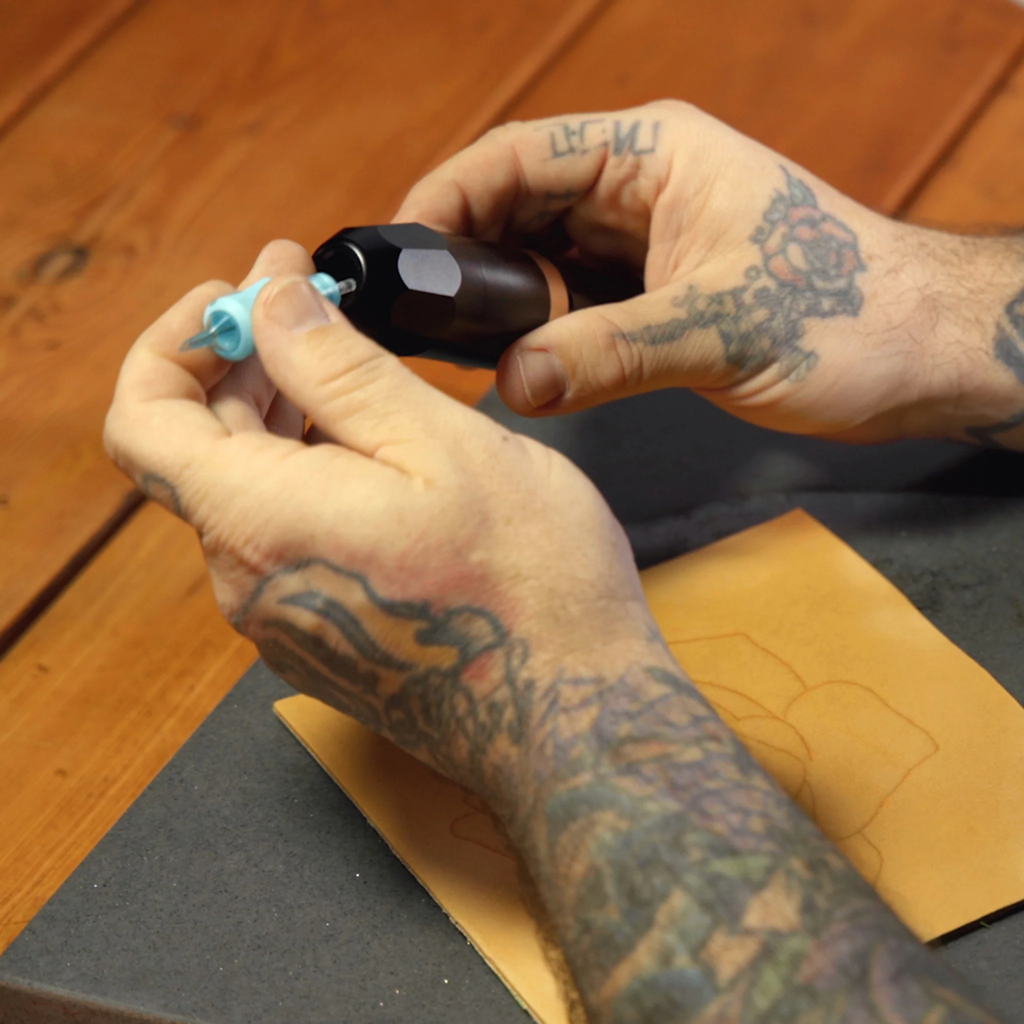7993-leather-tattooling-machine-1.webp