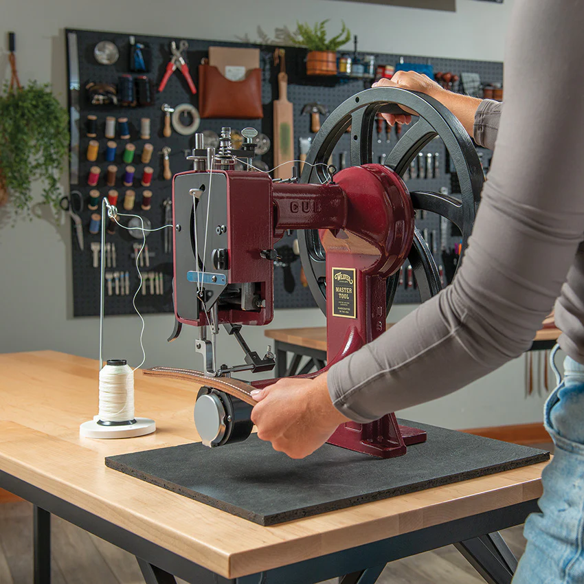8201-master-tool-cub-manual-leather-sewing-machine-aluminum-1.webp
