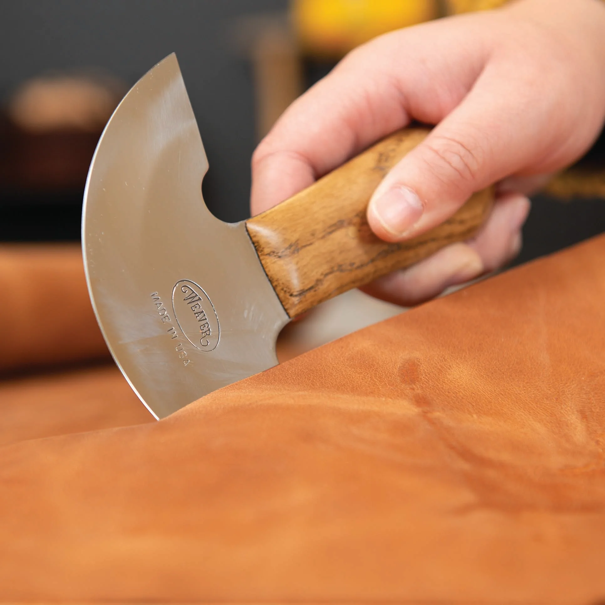 8222-master-tool-leather-round-knife-4-7-8–1.webp