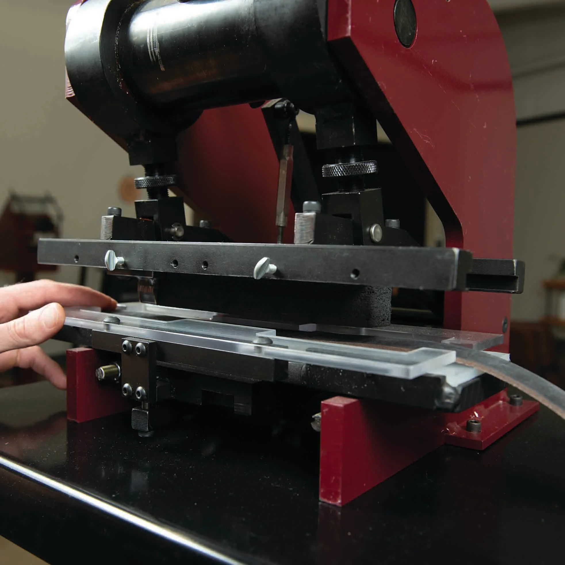 8257-master-tool-self-centering-punch-1.webp