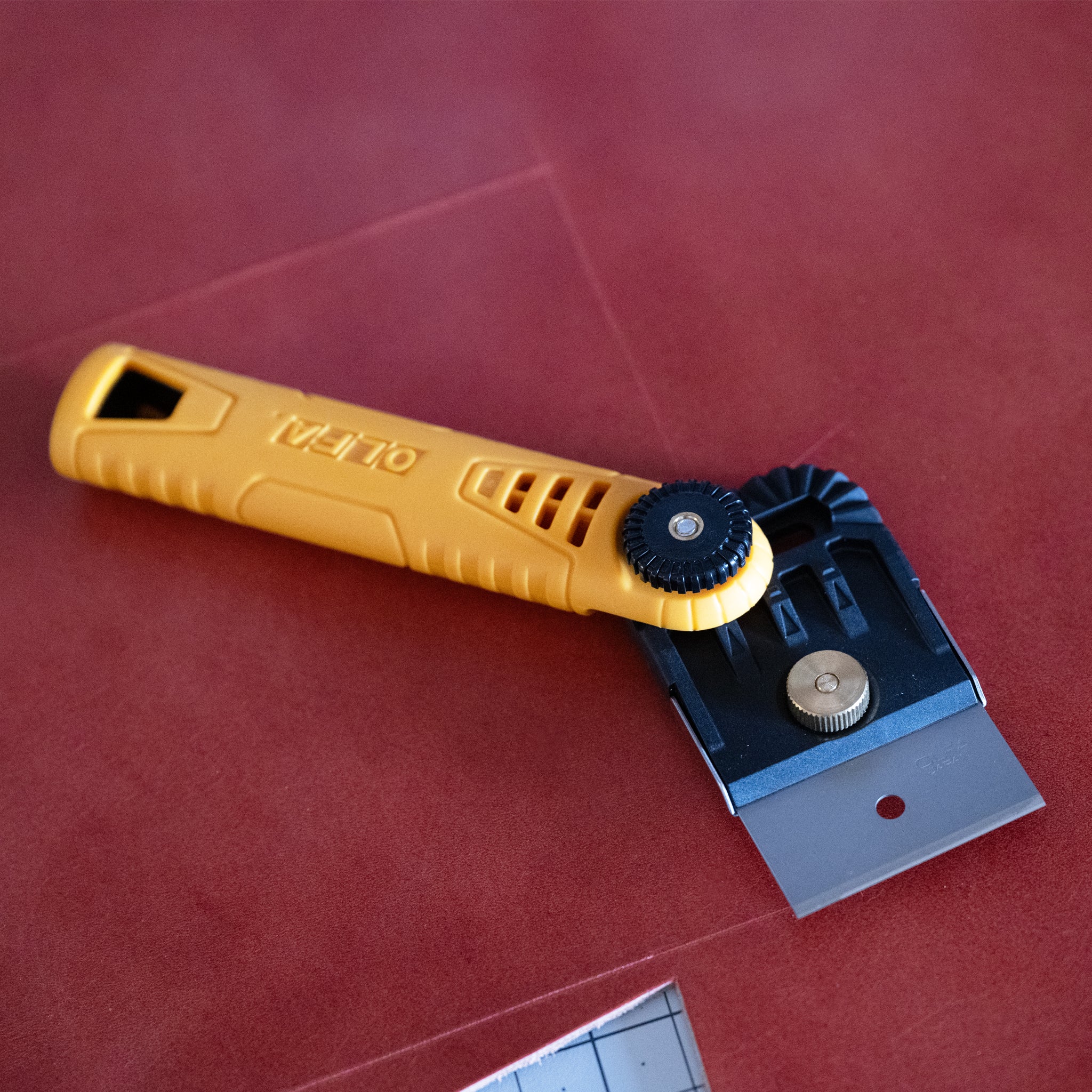8478-olfa-multi-purpose-scraper-with-adjustable-head-1.webp