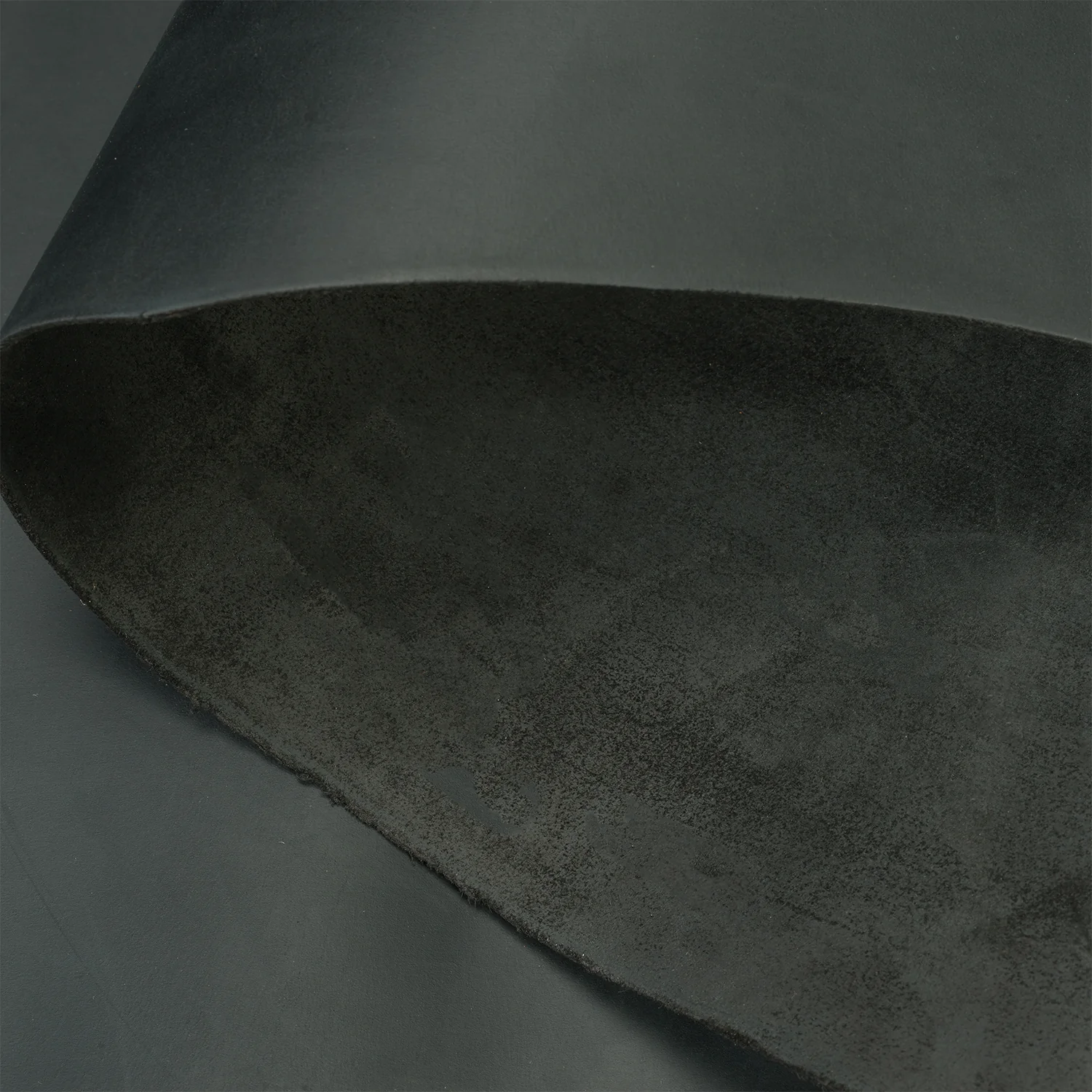 8570-pioneer-chrome-oil-tanned-top-grain-leather-side-5-6-oz-1.webp