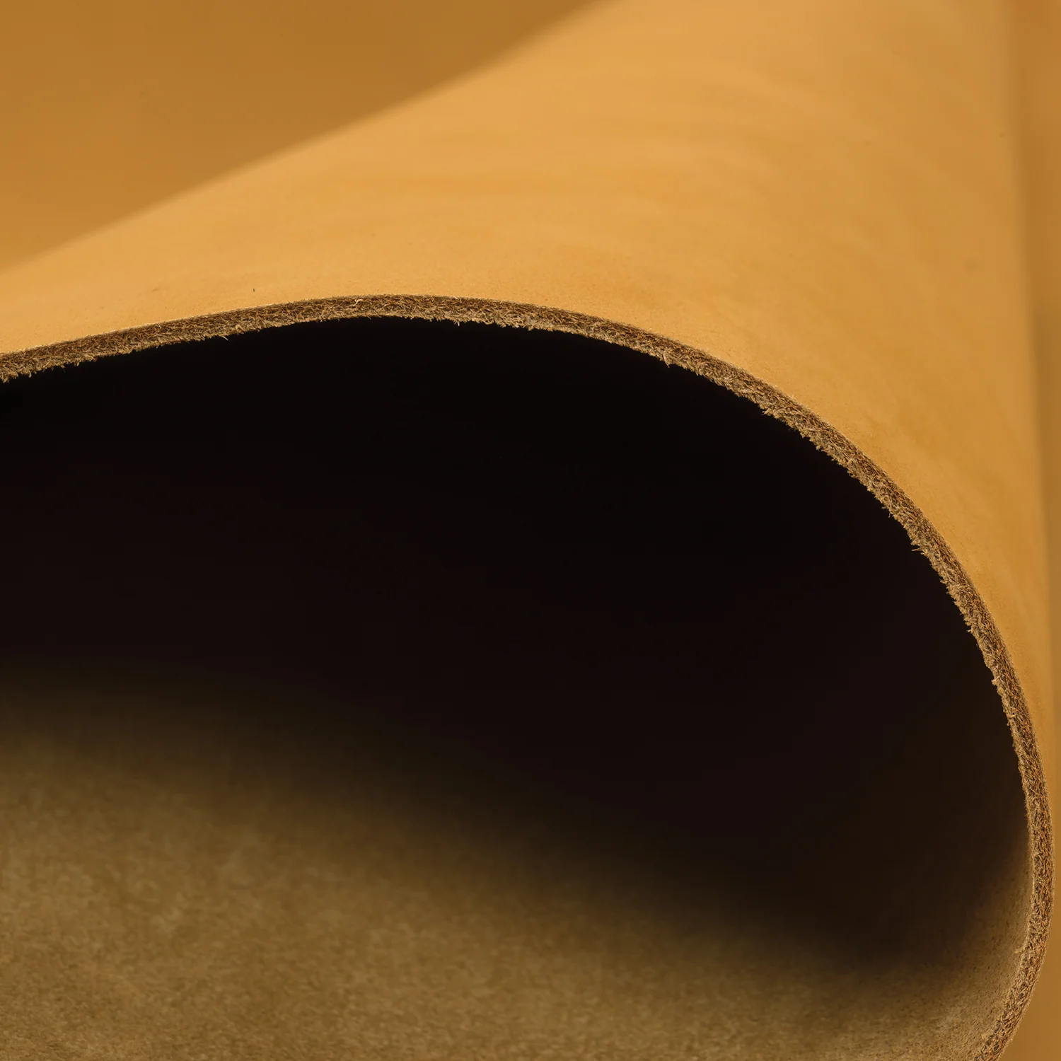8570-pioneer-chrome-oil-tanned-top-grain-leather-side-5-6-oz-1.webp