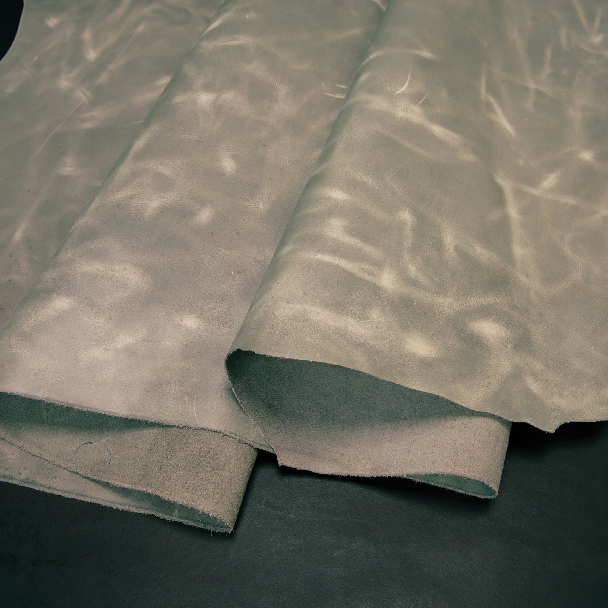 8753-redrock-waxy-pull-up-leather-1.webp