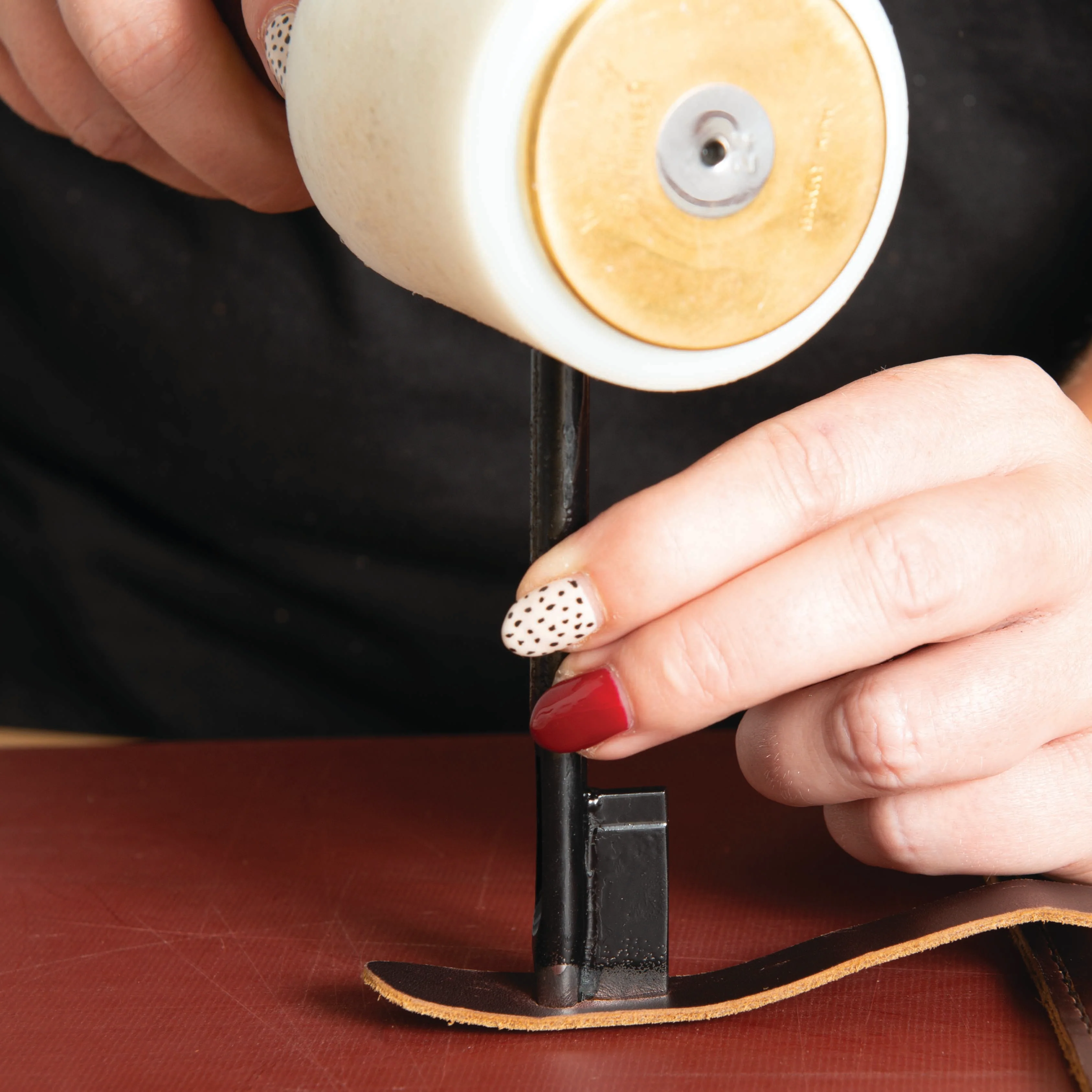 9100-round-button-hole-punch-1.webp