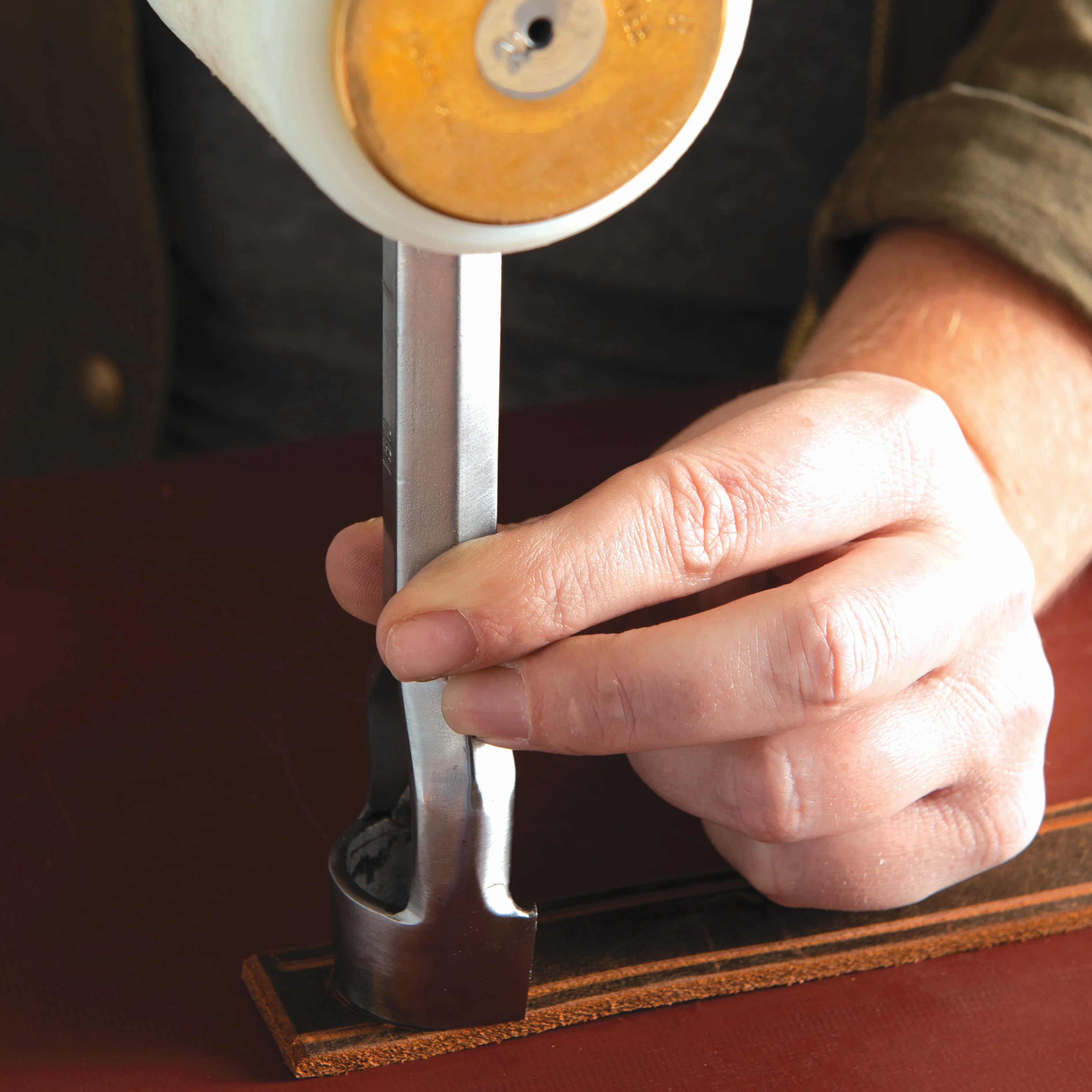 9129-round-point-strap-end-punch-1.webp