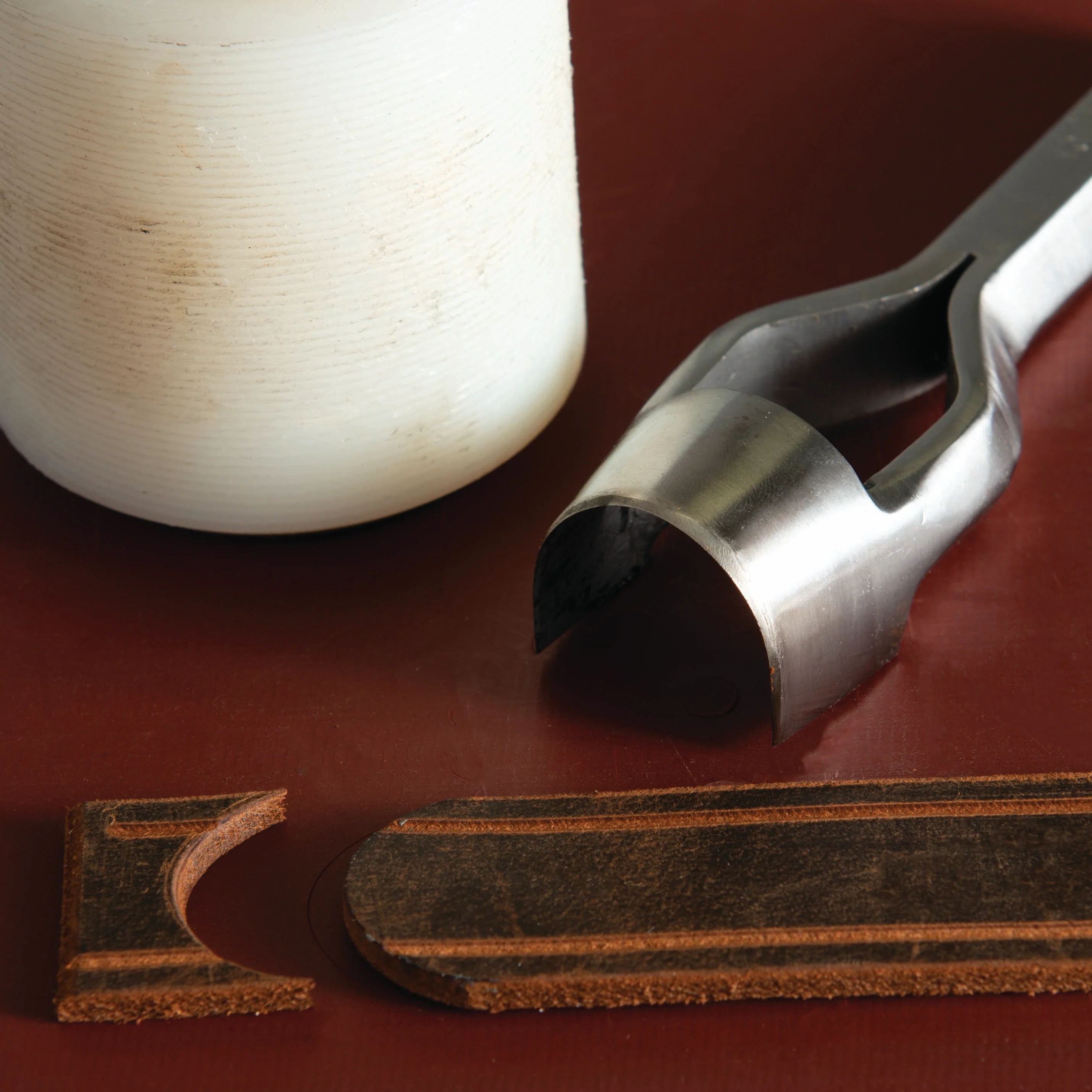 9129-round-point-strap-end-punch-1.webp