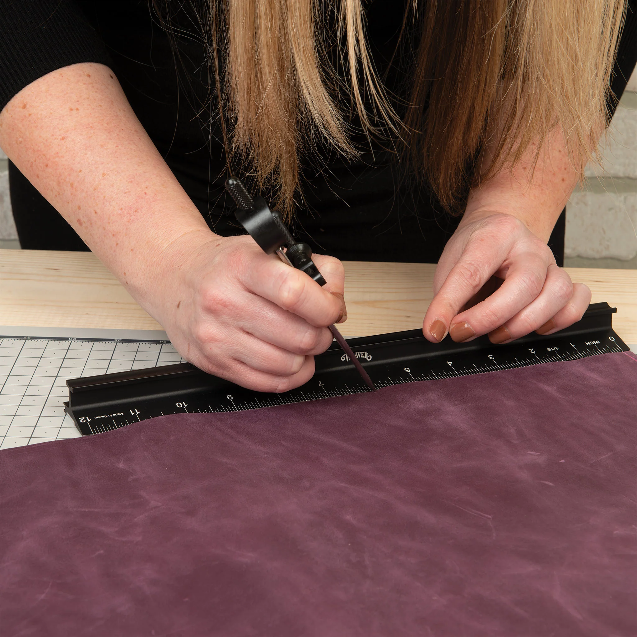 9213-safety-cutting-ruler-1.webp