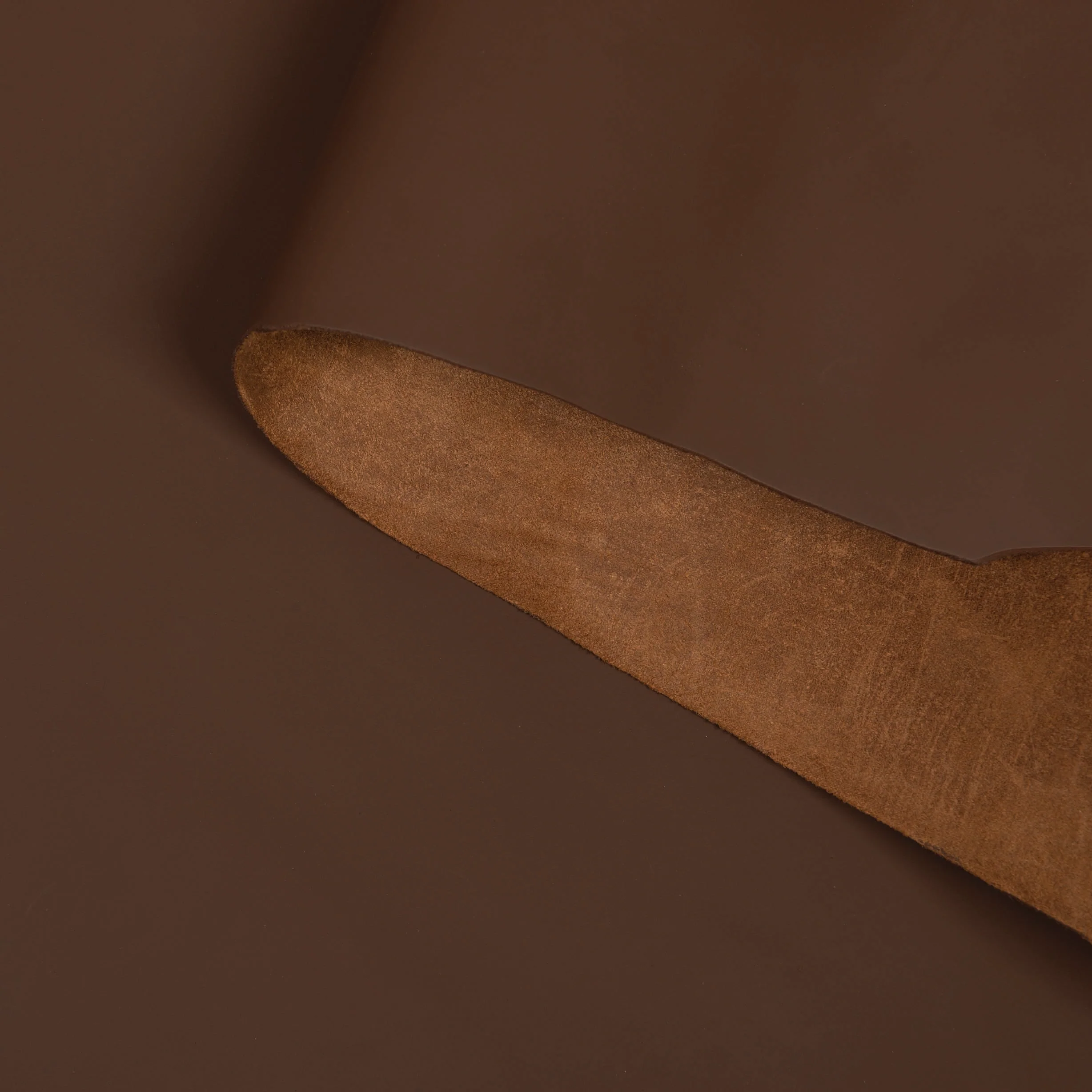 9634-sample-pioneer-chrome-oil-tanned-top-grain-leather-side-4-5-oz-1.webp